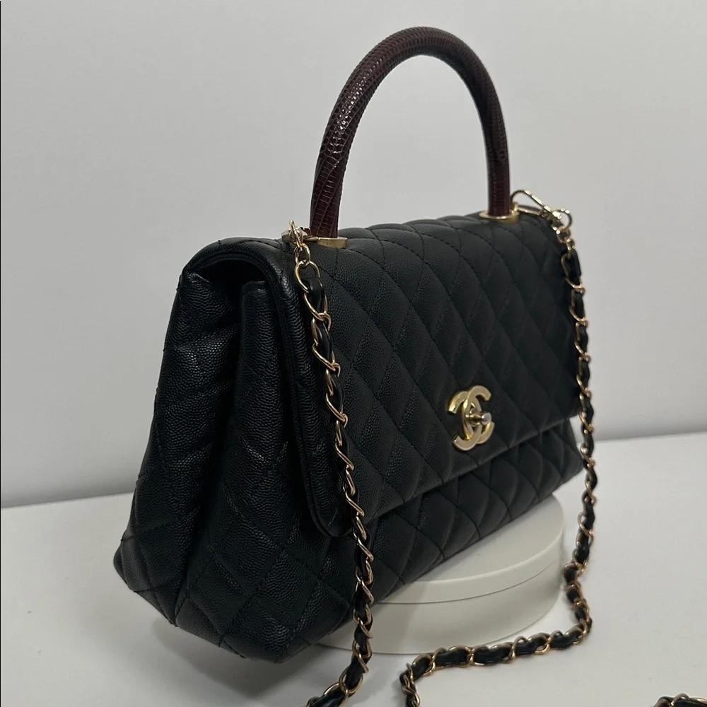 💯Authentic Chanel Black Quilted Shoulder Bag with Gold Accents🍀